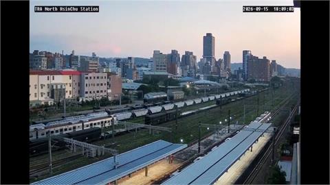 又出包！台鐵駕駛忘停靠「北新竹」　五節車廂竟超出月台　旅客全看傻