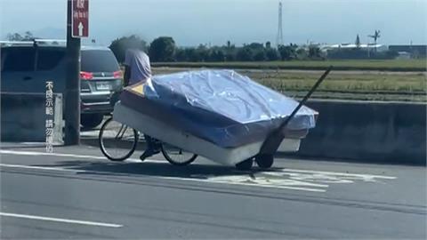 台一省道驚見床墊路上跑？　真相曝光！他竟騎腳踏車載3張雙人床