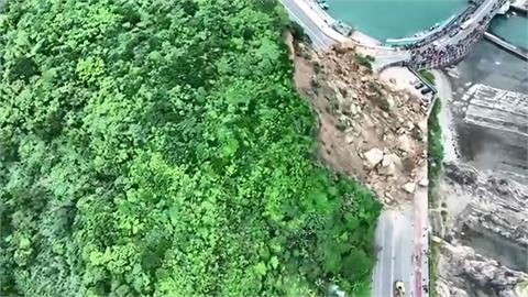 快新聞／驚險瞬間！遇潮境公園山崩　民眾高喊：趕快跑、快救我