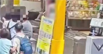 西門町鬧區墜樓意外　公仔店員擦玻璃失足2樓摔下嚇壞路人