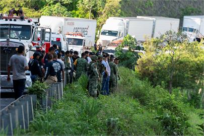 快新聞／墨西哥巴士墜谷！　至少15死、21人受傷