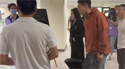 快新聞／張克晉沒來！罷瑤赴北市選委會遞交連署遭拒　畫面曝光