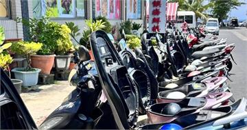 小琉球機車奇景「座墊全掀開」　內行人揭真相：不這樣會後悔