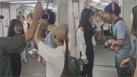 中國大媽搭地鐵懷疑兒子被偷拍　女子回嗆「他很帥嗎」反遭敲破頭