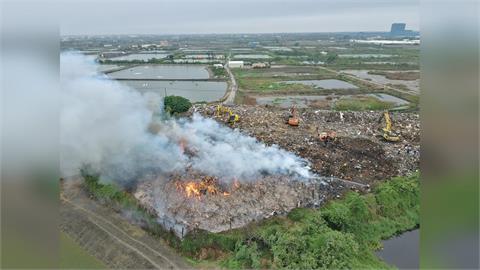 台南掩埋場大火！濃煙直竄天際　200平方公尺狂燒畫面曝