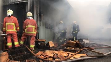 木材工廠清晨起火 火勢悶燒飄濃煙