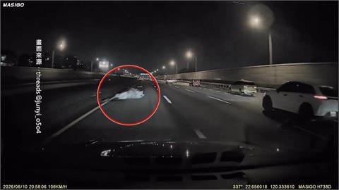 國道驚魂！貨車載床墊「噴飛掉落」　7車撞擊輾壓過後拋錨