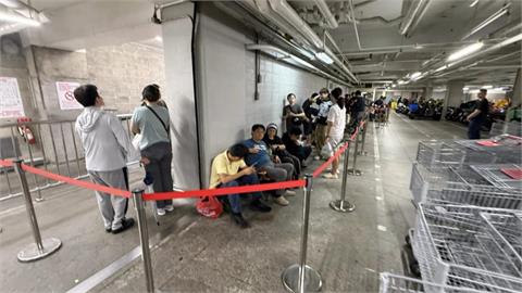 5分鐘就搶光！iPhoneDuo開賣　美式賣場民眾夜排18小時搶購