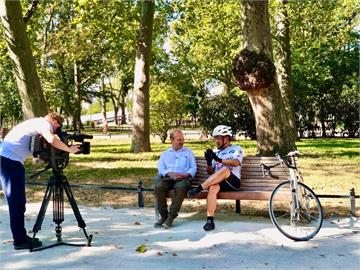 劉世忠變身「台灣活招牌」！全身MIT騎單車受訪　驚豔匈牙利記者