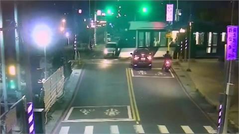 高雄輕軌連兩天遭撞！轎車「闖紅燈」擦撞車廂
