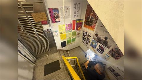 身穿「我是書店店員」衣！她雙手反銬被捕卻笑了　港搜獨立書店畫面曝