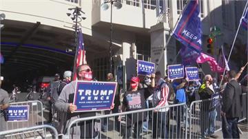 美國大選懸宕 雙方支持者示威！費城街頭對立 警方以柵欄隔開