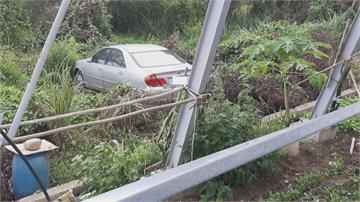 你累了嗎？駕車暴衝撞破招牌飛越6米掉菜園 老夫婦命大虛驚