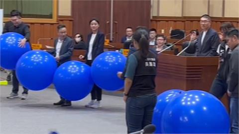 基隆議員「戳氣球」暗諷揭假面具　謝國樑歪樓問：氣球會飄上天嗎？
