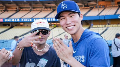 MLB(影)/連GD也拜倒的「宇宙道奇」魅力!權志龍和金慧成換簽名球再與朗希合照