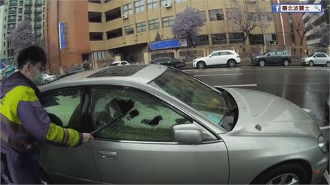 2歲女童遭反鎖車內大哭！警急破窗暖心救援　網讚：溫柔的鐵漢