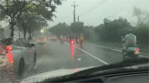 高雄午後對流旺盛 　劇烈降雨宛如用「灌」的