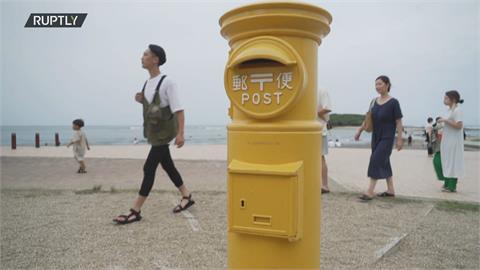 海灘旁的幸福黃色郵筒　傳統書信交友促成佳偶
