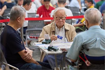 94歲張忠謀當隊長秀牌技上桌開戰！全國橋藝大賽爭冠