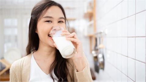 每天一杯牛奶竟有抗癌效果？ 研究：有望降17%女性大腸癌風險