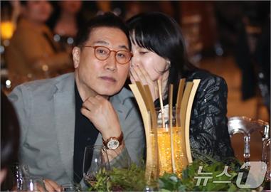 李英愛超甜臉貼73歲老公！公開「5招」保養秘訣網羨稱：逆齡夫妻檔