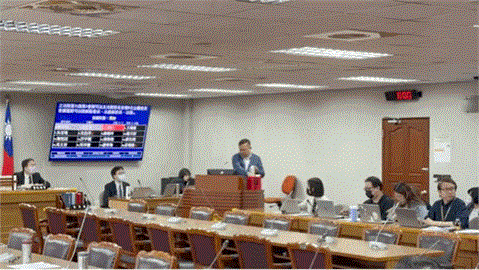 快新聞／力抗「咆哮獸」新招數？　王義川拿濕紙巾做 「這動作」才開口質詢
