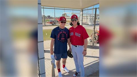 MLB(影)／鄭宗哲現身紅襪春訓基地！台灣教練蘇柏豪暖心歡迎加盟
