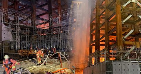 新北33層建築工地深夜狂冒火煙　 警消上下夾攻灌救