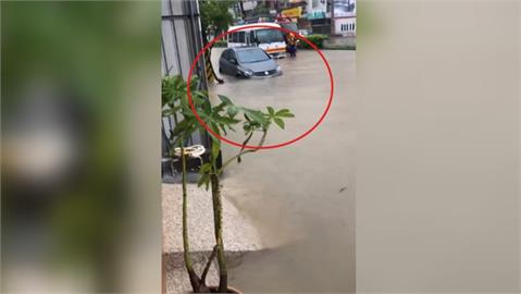 丹娜絲大雨狂炸海線！　沙鹿水淹「半個輪胎高」害車拋錨