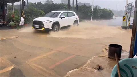 大雨炸屏東！高樹廣興村「泥流淹路」　鹽埔新圍大排暴漲