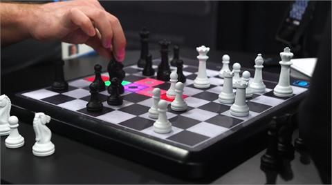 美國推出AI西洋棋盤 人工智慧教你下棋