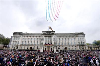 英王加冕儀式天氣攪局　皇家空軍特技小組「紅箭」衝場飛越白金漢宮
