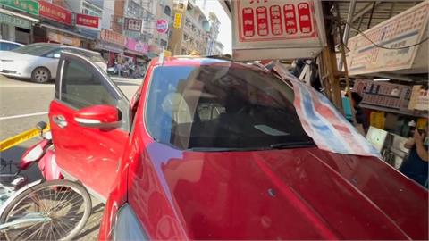 快新聞／高雄路邊攤車禍！紅色轎車猛撞畫面曝　駕駛棄車搭小黃逃逸