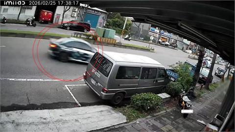 蘆竹改裝車高速飄移撞飛女騎士　下車竟「拆車牌」躲避查緝