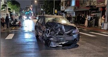 北市大安區失控暴衝！56歲Uber運將「連撞13汽機車」　路人遭壓車底骨折送醫