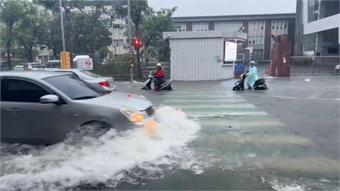 快新聞／高雄暴雨成災！道路淹成河　機車騎士水中「集體推車」