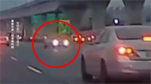 國1南下桃園段危險駕駛！　轎車逆向迴轉跨槽化線