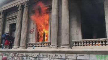 抗議爭議預算案　瓜國民眾火燒國會