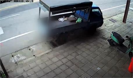 都是強風惹的禍？　貨車失控撞民宅　撞毀雨遮鐵柱、停放車輛