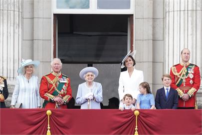快新聞／伊莉莎白二世一身優雅長袍登《時代》最新封面！　多國領袖齊哀悼