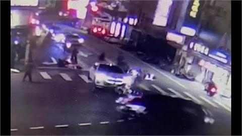 新竹東區轎車追撞前方6輛機車　1女子直接被捲入車底
