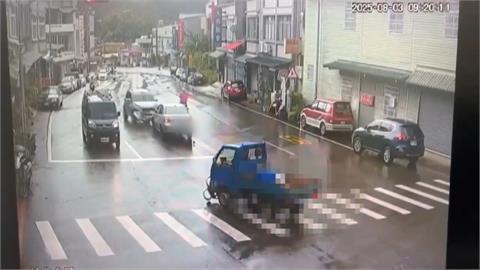 被撞嚇傻？　駕駛忘踩煞車「倒退滑行衝民宅」撞8旬婦