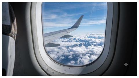 廉航萬呎高空爆窗男乘客「半身掛機外2分鐘」！當事人還原噩夢「怒控空服員1事」