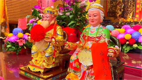 土地公脫單！新竹新豐鄉信眾為土地公「辦娶妻儀式」迎土地婆
