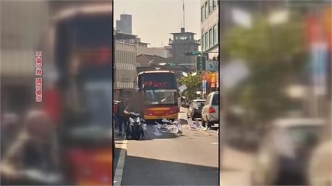 債務糾紛　雲林男當街撒白紙　高喊「快還錢」　民眾傻眼