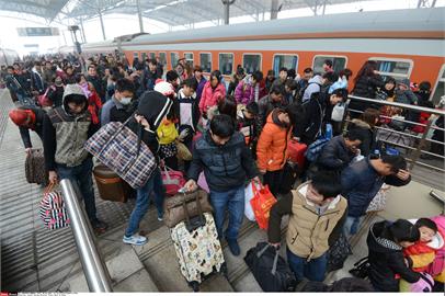 中國官方估今年春運客流總量逼近「21億人次」　一線人員染疫風險增