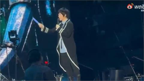 台灣藝人急向中國輸誠？　　五月天、蔡依林開唱喊「我們中國」