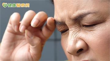眼睛刺痛、嘴巴乾不是更年期！醫師警告恐是「這病」延誤就醫恐傷全身
