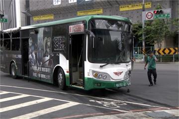 三重客運617公車撞入騎樓  駕駛命危