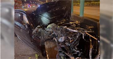 黑色BMW深夜猛撞小貨車！司機噴飛慘死　肇事駕駛棄車落跑